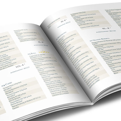 Ein offener Katalog mit mehreren Spalten Text mit Produktnamen, Beschreibungen, Codes und Preisen in Euro auf weißen Seiten - ein Beispiel einer Broschüre, Kataloge und Exposés.