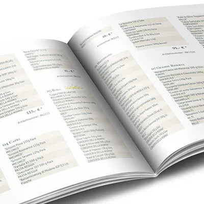 Ein offener Katalog mit mehreren Spalten Text mit Produktnamen, Beschreibungen, Codes und Preisen in Euro auf weißen Seiten - ein Beispiel einer Broschüre, Kataloge und Exposés.