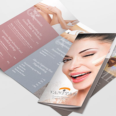 Ein gedruckter Flyer eines Schönheitssalons ist geöffnet und zeigt Dienstleistungen und Preise an. Das Titelbild zeigt eine lächelnde Frau mit Make-up. Das gedämpfte Pastelldesign und der deutsche Text über die Behandlungen helfen lokale Kunden zu gewinnen.
