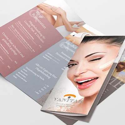 Ein gedruckter Flyer eines Schönheitssalons ist geöffnet und zeigt Dienstleistungen und Preise an. Das Titelbild zeigt eine lächelnde Frau mit Make-up. Das gedämpfte Pastelldesign und der deutsche Text über die Behandlungen helfen lokale Kunden zu gewinnen.
