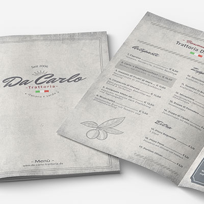 Es wird eine individuelle Speisekarten angezeigt, eine geschlossene und eine offene. Die geöffnete Speisekarte zeigt eine perfekt gestaltete Liste der Gerichte mit Preisen, die das Design einer professionellen Gastronomie und Restauarant Speisekarte widerspiegelt.