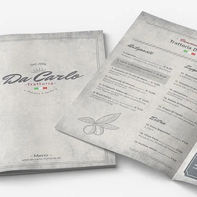 Es wird eine individuelle Speisekarten angezeigt, eine geschlossene und eine offene. Die geöffnete Speisekarte zeigt eine perfekt gestaltete Liste der Gerichte mit Preisen, die das Design einer professionellen Gastronomie und Restauarant Speisekarte widerspiegelt.