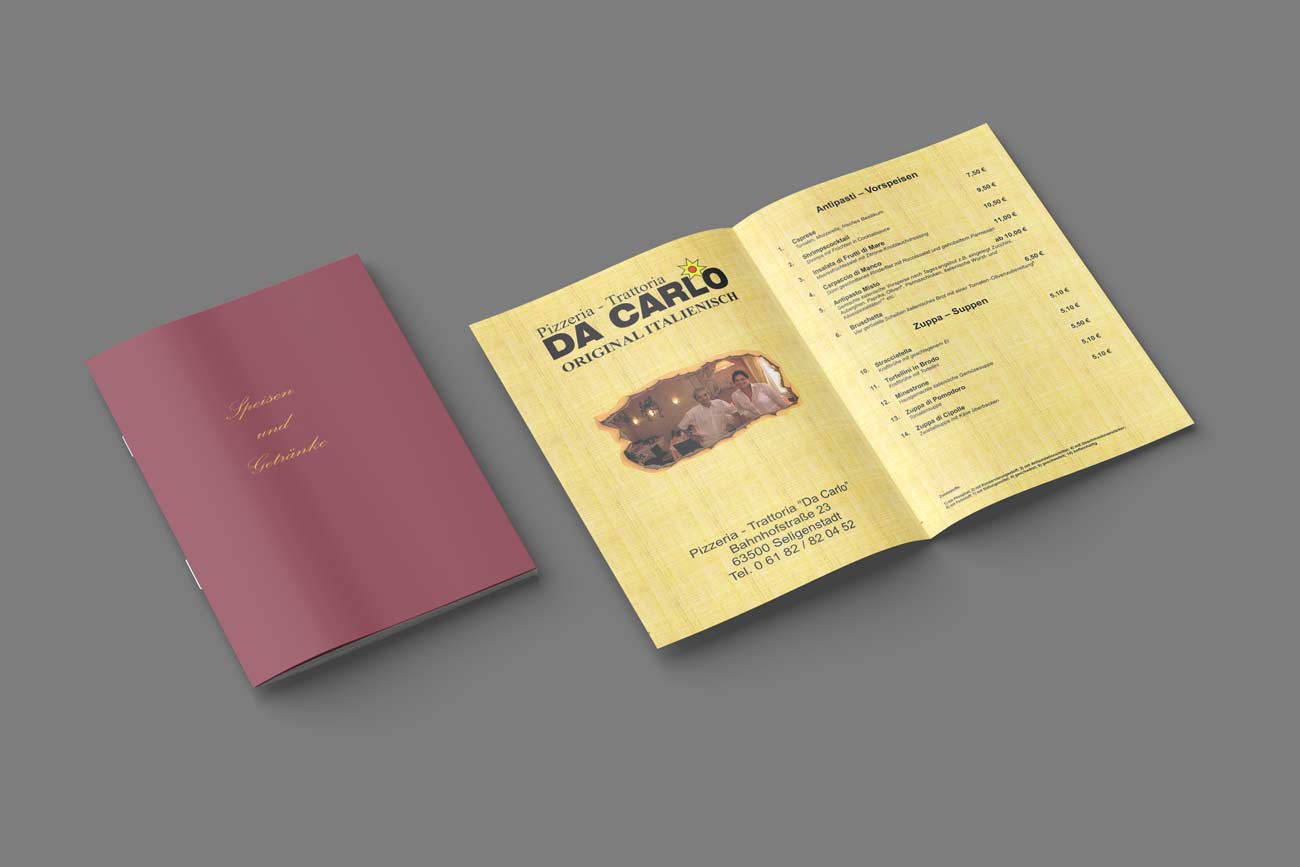Zwei Speisekarten sind abgebildet: eine geschlossene mit weinrotem Einband und goldenem Text, eine offene mit einer italienischen Speisekarte auf gelbem Hintergrund - die perfekte Inspiration für das Neu drucken einer neuen Speisekarte.