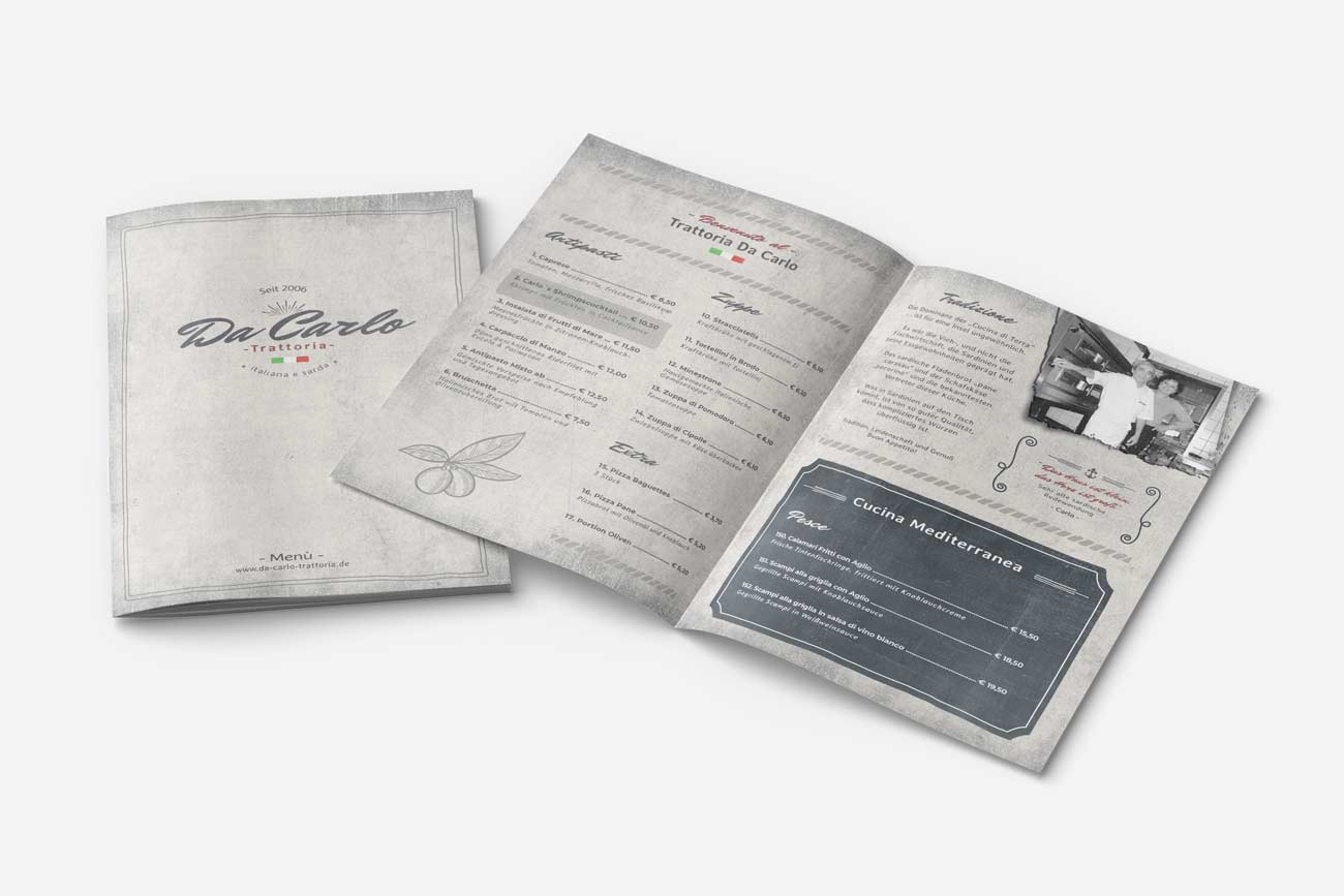 Es werden zwei Speisekarten gezeigt, eine geschlossene und eine offene. Die elegante, rustikale Individuelle Speisekarte zeigt die Da Carlo Trattoria auf dem Cover. Die offene Speisekarte zeigt gastro-inspirierte Speiseabschnitte, Tellernamen, Beschreibungen und ein Schwarz-Weiß-Foto.