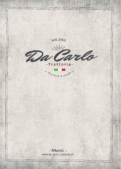 Eine strukturierte Speisekarte im Vintage-Stil für die Trattoria Da Carlo mit dem Text Seit 2006, einer italienischen Flagge und der Website www.da-carlo-trattoria.de auf hellgrauem Hintergrund.