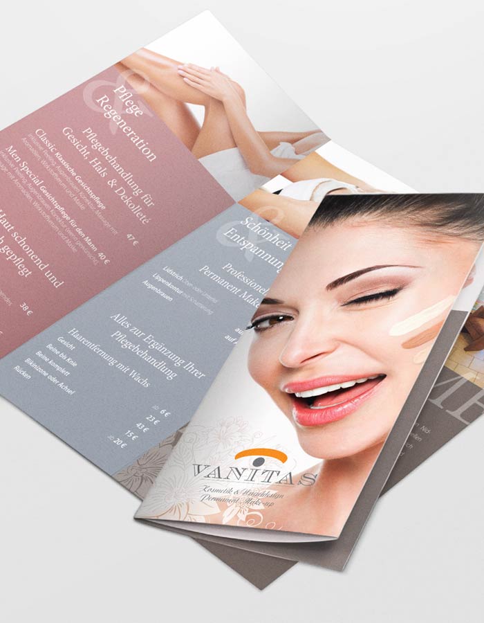 Eine dreifaltige Schönheitssalon-Broschüre für mkk Hanau, mit einer lächelnden Frau mit Make-up auf dem Umschlag und einer Liste von Dienstleistungen im Inneren, einschließlich Gesichtsbehandlungen und Preisangaben in Deutsch, Falerdruck auf pastellfarbenen Tafeln.