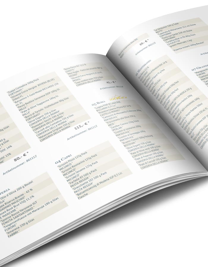 Ein aufgeschlagener Katalog oder eine Broschüre zeigt eine Liste von Produkten und Preisen in übersichtlichen Spalten, mit schwarzem Text auf weißen Seiten mit hervorgehobenen Zeilen. Das Bild ist angewinkelt, um die Dicke der Broschüre zu verdeutlichen.