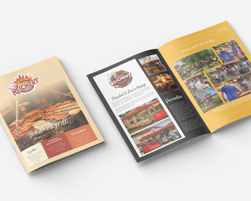 Eine Broschüre mit einem Umschlag zum Thema Essen und aufgeschlagenen Seiten mit Fotos von gegrillten Gerichten, Essensständen und Menschen bei einer Veranstaltung im Freien, mit Textabschnitten und farbigen Hintergründen.
