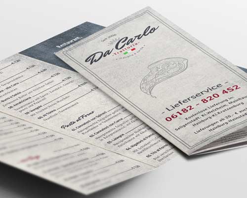 Eine gefaltete Speisekarte eines italienischen Restaurants dient als Faltblatt für lokale Werbung, auf der "Da Carlo" mit einer Calzone-Skizze abgebildet ist. Auf der Vorderseite stehen Infos zum Lieferservice und die Telefonnummer, während auf der Innenseite die Menüpunkte mit deutschen Preisen aufgeführt sind.