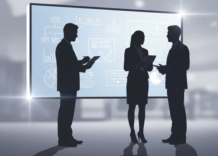 Drei Geschäftsleute in Silhouette stehen vor einem großen Bildschirm, auf dem Diagramme und Grafiken angezeigt werden, halten Tablets in der Hand und diskutieren in einem modernen Büro darüber, wie sie die Kampagne optimieren und ihren Erfolg messen können.