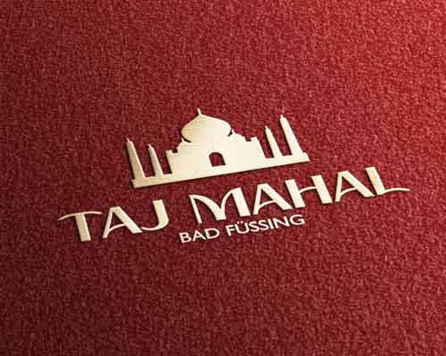 Goldgeprägtes Logo des Taj Mahal Restaurant darunter auf einem strukturierten roten Hintergrund.