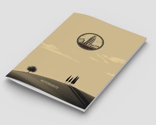 Eine beigefarbene Speisekarte mit einer Landschaftsillustration, die einen Baum und drei hohe Zypressen zeigt, die lange Schatten werfen. Auf dem Umschlag ist außerdem ein rundes Logo mit einem Gebäude und dem Wort RISTORANTE abgebildet.