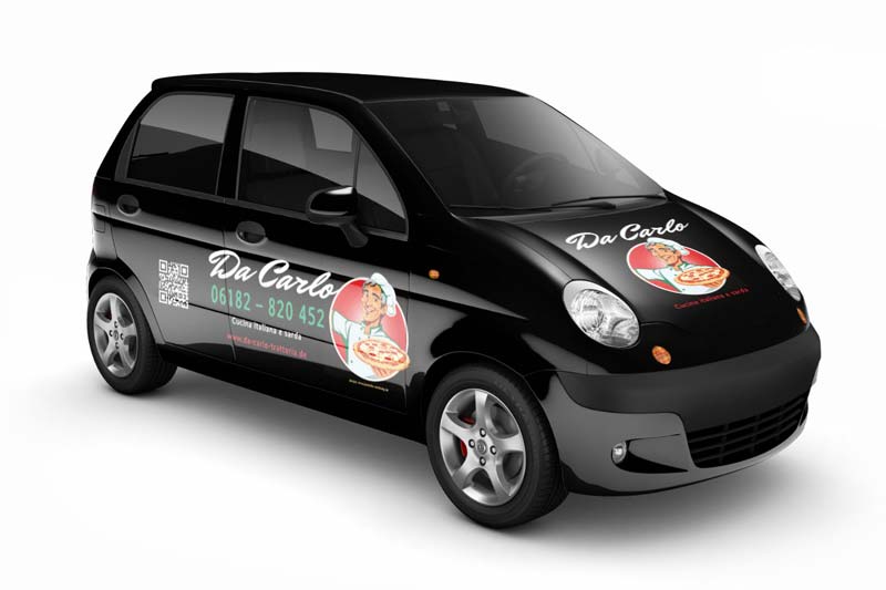 Ein kleines schwarzes Auto ist mit dem Logo der Pizzeria „Da Carlo“ versehen; auf den Seitentüren sind das Logo, die Telefonnummer, eine Comic-Kochfigur und das Bild einer Pizza zu sehen.
