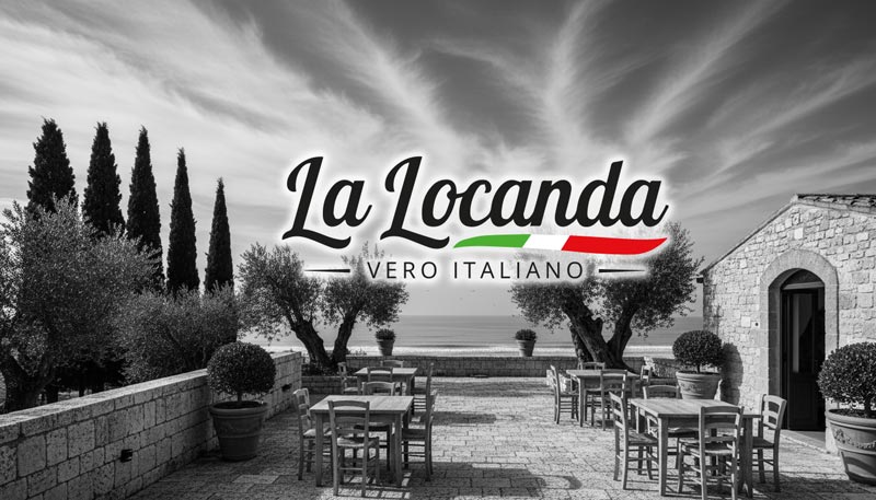 Terrasse eines italienischen Restaurants im Freien mit leeren Holztischen und -stühlen, Steinmauern, Topfpflanzen und einem malerischen Meerblick. In der Mitte steht in fetter Schrift „La Locanda Vero Italiano“.