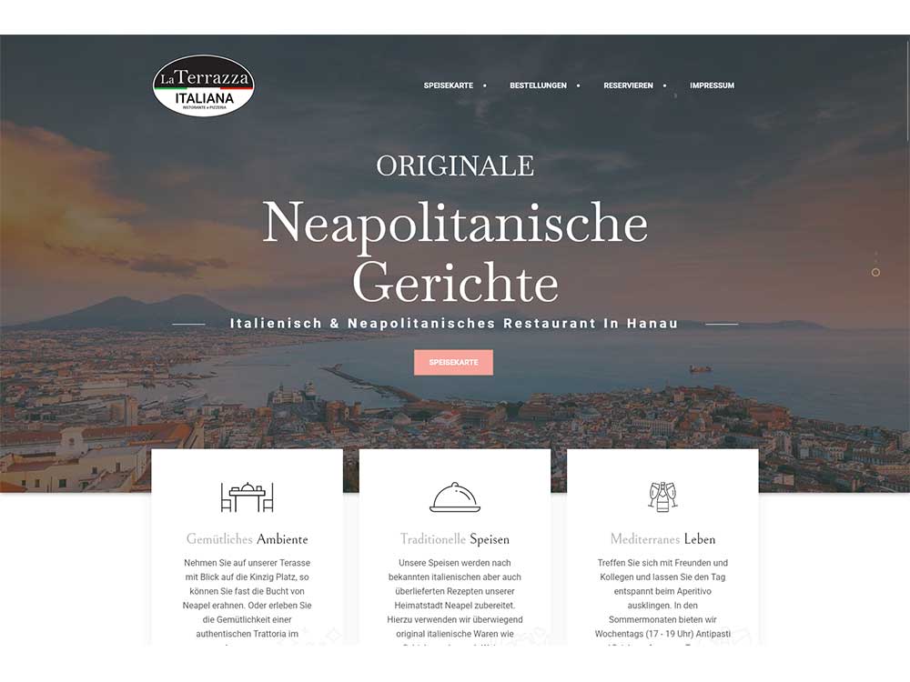 Startseite der Restaurant-Website mit einem Blick auf eine Küstenstadt bei Sonnenuntergang, dem Schriftzug „Originale neapolitanische Gerichte“ in großer Schrift sowie drei Informationsfeldern darunter zu Ambiente, Speisen und mediterranem Lebensstil. Entworfen als responsive Website für das ultimative kulinarische Erlebnis und für SEO optimiert, um echte Feinschmecker überall zu erreichen.