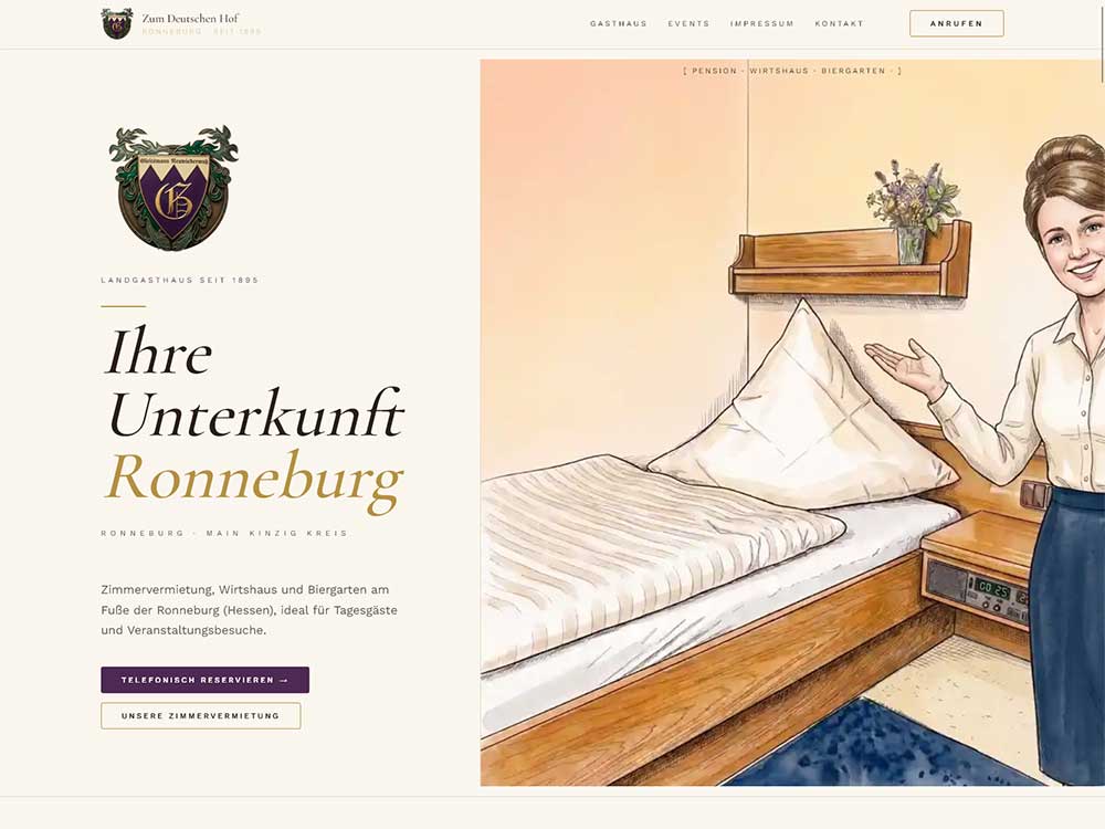 Auf einer Seite der Hotel-Website für Unterkünfte in Ronneburg sind ein gemütliches, mit Holzmöbeln ausgestattetes Bett und eine lächelnde Frau zu sehen, die die Gäste willkommen heißt; links befinden sich Buchungsmöglichkeiten und Informationen.