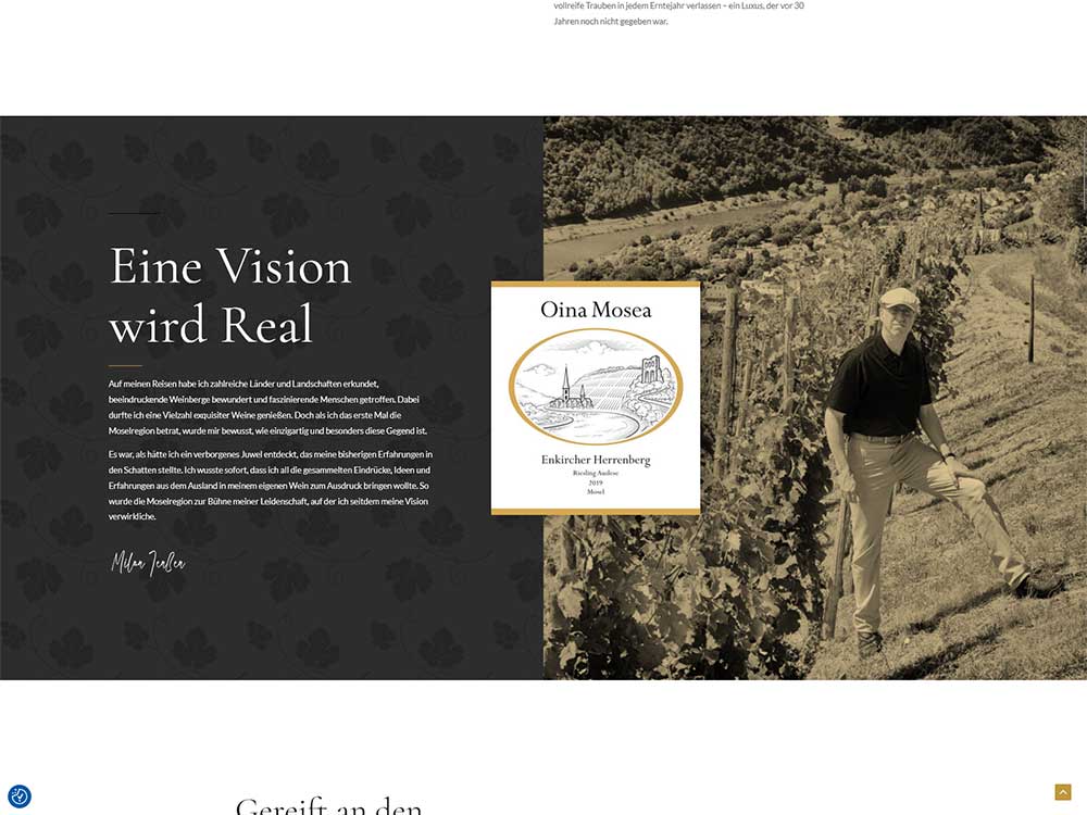 Ein Mann steht in einem Weinberg neben Weinreben auf einem Hügel entlang der malerischen Mosel. Zu sehen ist ein Kasten mit einem Weinetikett und einem deutschen Text, der beschreibt, wie für ein Weingut eine Vision Wirklichkeit wird. Das Bild ist überwiegend in Schwarz-Weiß gehalten und vermittelt sowohl Tradition als auch den zukunftsorientierten Geist des neuen Online-Shops.