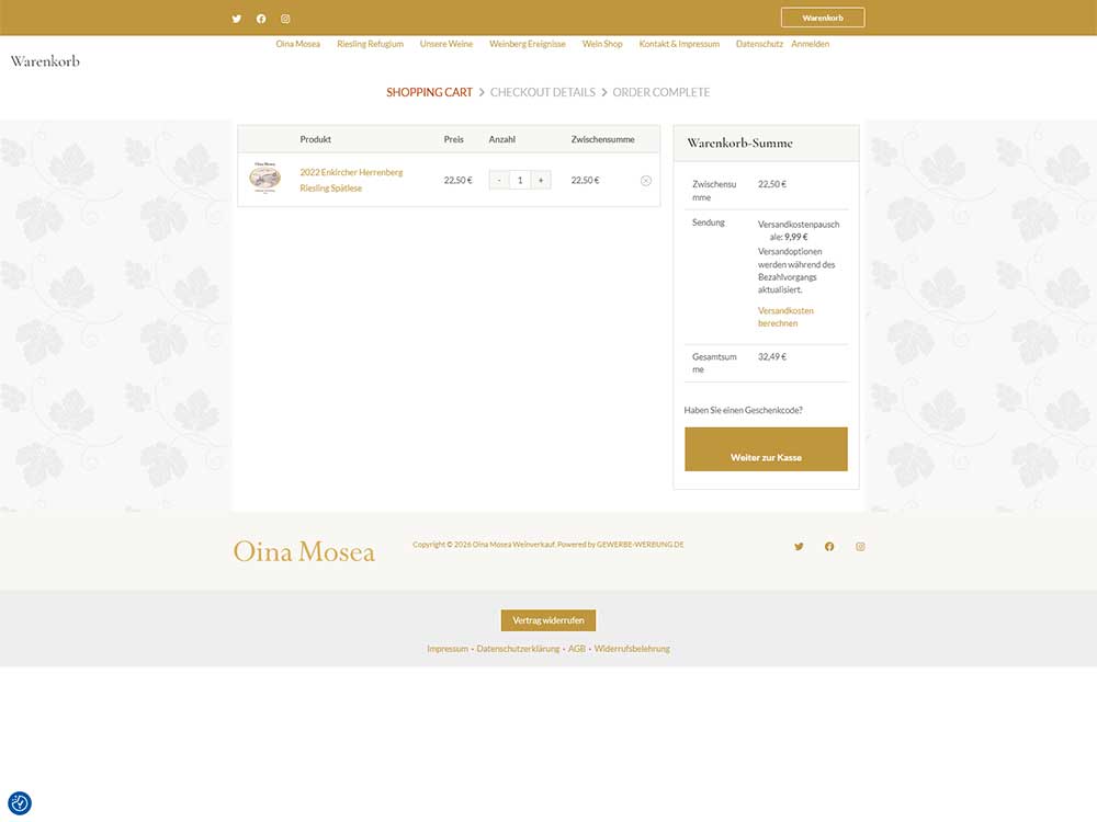 Screenshot der Checkout-Seite eines deutschen Online-Shops, auf der eine Zusammenfassung der Weinbestellung, der Preis sowie ein Feld mit Liefer- und Zahlungsinformationen zu sehen sind. Die Fußzeile der Seite enthält die für E-Commerce-Plattformen typischen Links zu den Kontaktdaten und rechtlichen Hinweisen.