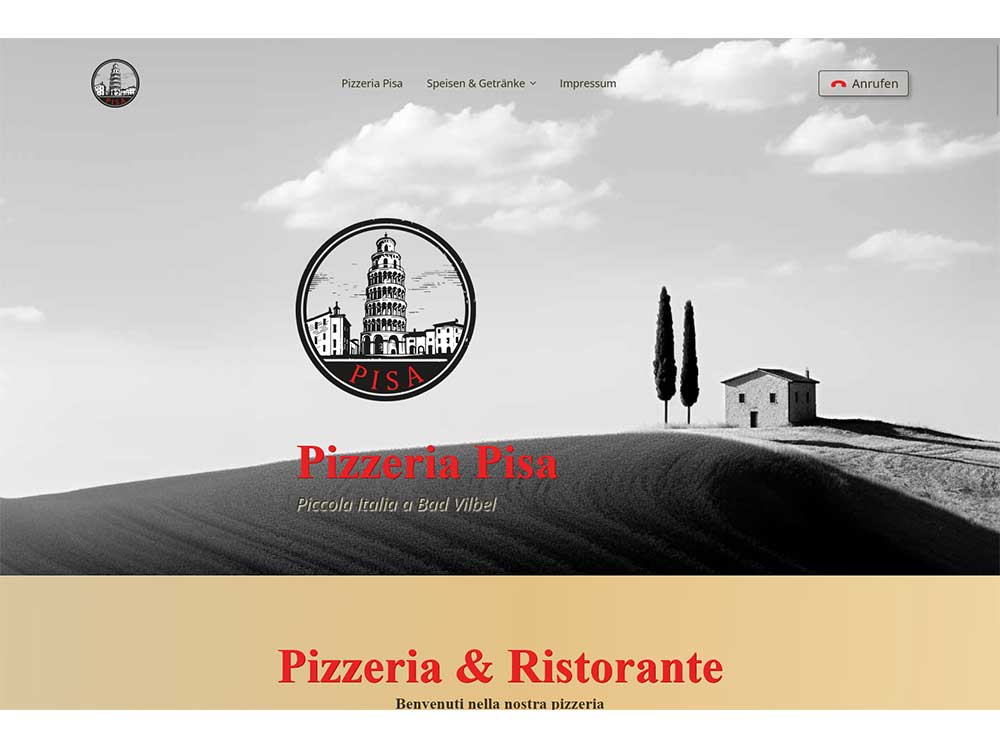 Die Homepage der Pizzeria Pisa, die als einladende Startseite dient, zeigt eine toskanische Landschaft mit einem Haus, zwei Zypressen und einem Logo, das den Schiefen Turm von Pisa darstellt. Links zur Speisekarte und eine rote Anrufschaltfläche sind gut sichtbar in der oberen rechten Ecke platziert.
