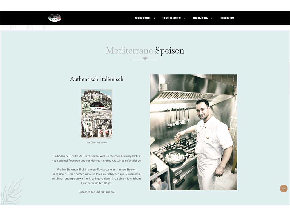 Ein Koch in weißer Uniform steht in einer Großküche und rührt in einer Pfanne auf dem Herd um. Neben ihm sind das Bild einer Speisekarte eines italienischen Restaurants und ein deutscher Text über die mediterrane Küche zu sehen, was das durchdachte Webdesign unterstreicht, das das kulinarische Erlebnis zum Leben erweckt.