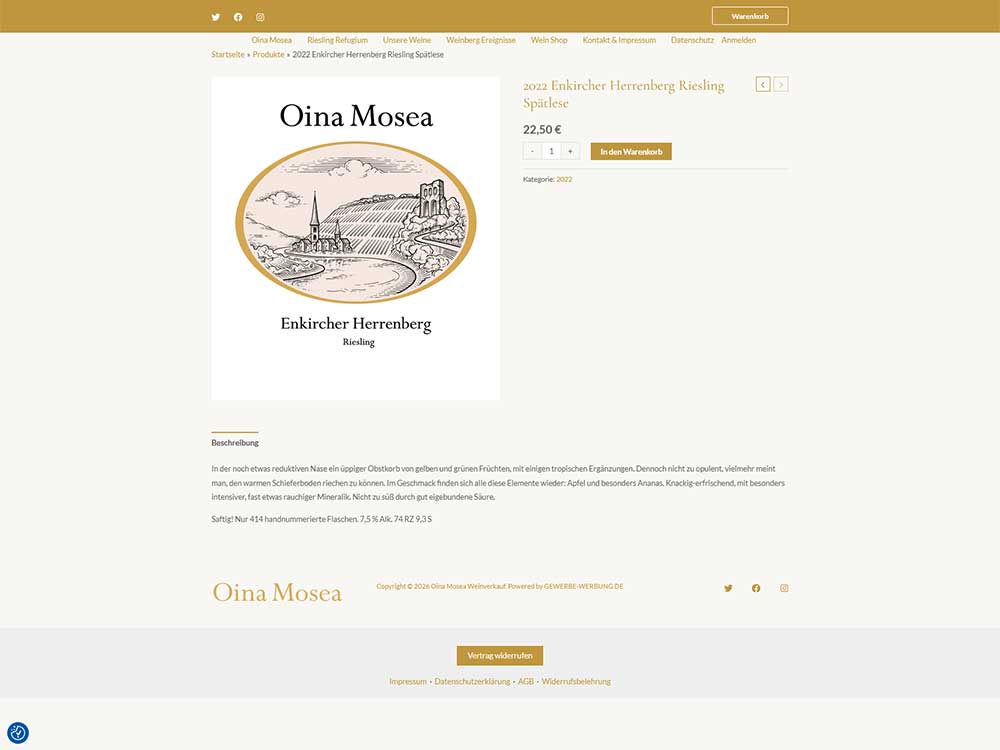 Produktseite für den Oina Mosea Enkircher Herrenberg Riesling mit einem wunderschön gestalteten Weinetikett, das eine detailreiche Illustration eines Weinbergs und eines Dorfes zeigt. Die in Beigetönen gehaltene Website präsentiert den Produktpreis, die Beschreibung und nahtlose Kaufoptionen – alles sorgfältig nach modernen Webdesign-Prinzipien gestaltet, um das Nutzererlebnis zu verbessern. Diese auf WooCommerce basierende Seite ist SEO-optimiert, damit Weinliebhaber diesen außergewöhnlichen Riesling entdecken und genießen können.