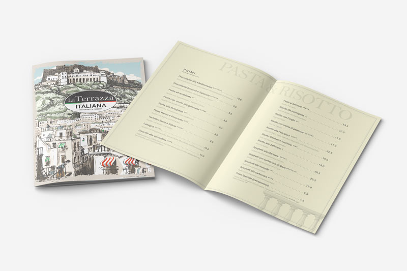 Die geschlossene und die geöffnete Ausgabe der professionellen Speisekarte „La Terrazza Italiana“ auf weißem Hintergrund; die geschlossene Speisekarte zeigt eine illustrierte italienische Stadt, während die geöffnete Speisekarte eine wunderschön gedruckte Liste italienischer Gerichte mit Preisen enthält.