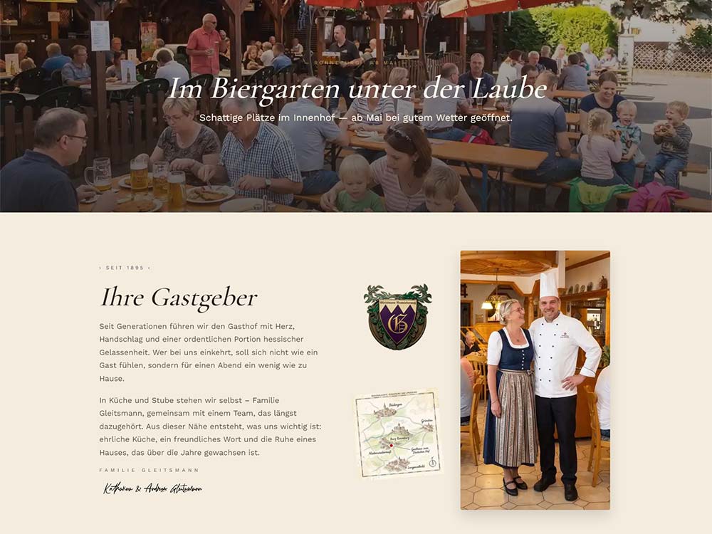 Die Gäste genießen ihre Getränke an Tischen im Freien in einem Biergarten. Unten stehen ein Koch und eine Frau lächelnd in einem gemütlichen Restaurantinterieur, das mit einem Logo, handschriftlichen Notizen und einem Familienfoto geschmückt ist. Der Text beschreibt die einladende Atmosphäre.